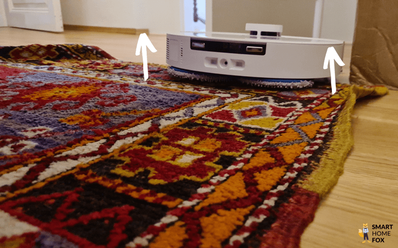 Салфетки ECOVACS DEEBOT T30 PRO OMNI поднимаются при уборке ковра.